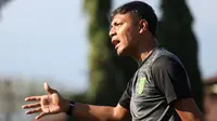 Pelatih sementara Persebaya, Sugiantoro. (Bola.com/Aditya Wany)