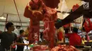 Suasana jual beli daging sapi di Pasar Senen, Jakarta, Selasa (29/5). Memasuki Ramadan, harga daging sapi segar masih terpantau berada di harga eceran tertinggi (HET) yang ditetapkan pemerintah. (Liputan6.com/Angga Yuniar)