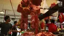 Suasana jual beli daging sapi di Pasar Senen, Jakarta, Selasa (29/5). Memasuki Ramadan, harga daging sapi segar masih terpantau berada di harga eceran tertinggi (HET) yang ditetapkan pemerintah. (Liputan6.com/Angga Yuniar)