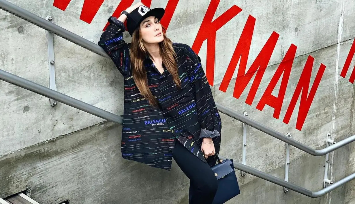 <p>Kemeja oversized, legging, dan snapback dijamin bikin gayamu makin asik. Menambahkan sneakers warna cerah seperti Luna bisa jadi inspirasi. [Instagram/lunamaya]</p>