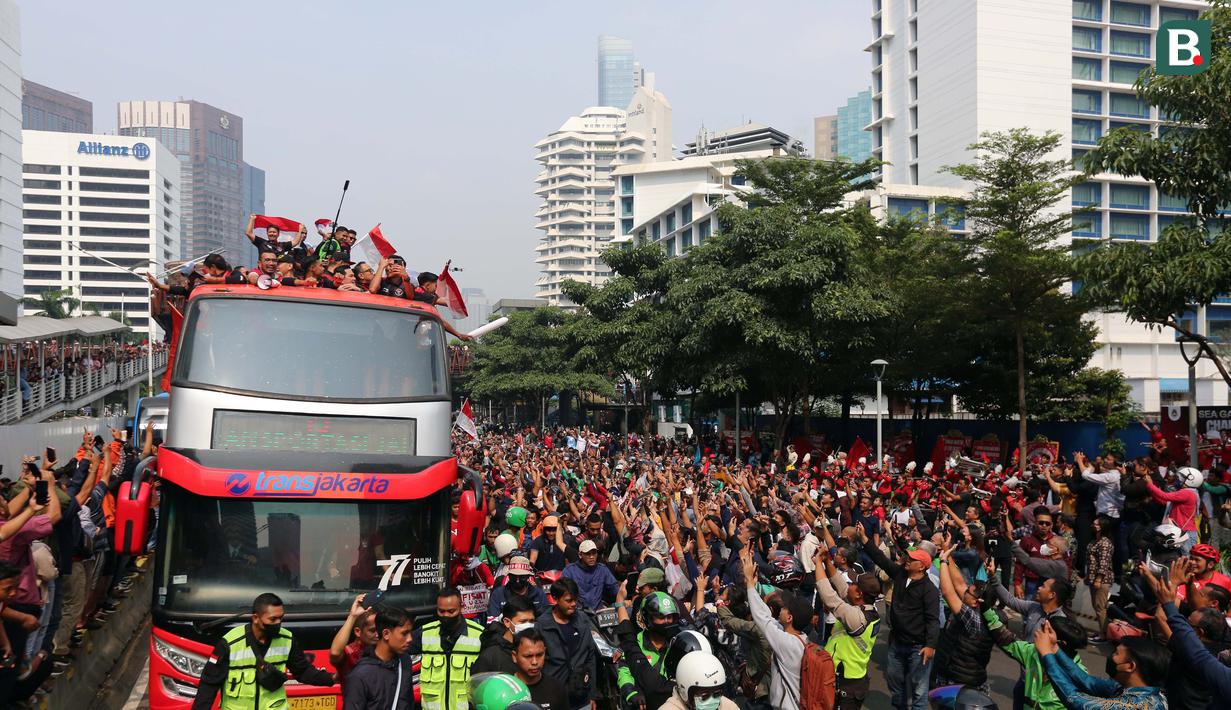 <p>Sejumlah pendukung memadati ruas jalan Jendral Soedirman untuk menyapa pemain Timnas Indonesia U-22 yang tengah mengikuti parade perayaan kesuksesan Timnas Indonesia U-22 di SEA Games 2023 Kamboja dengan berkeliling kota Jakarta, Jumat (19/05/2023). (Bola.com/Bagaskara Lazuardi)</p>