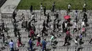 <p>Orang-orang berbaris untuk tes covid-19 di Zhongguancun, Beijing, Selasa (26/4/2022). Beijing pada 26 April telah memulai pengujian massal untuk hampir semua 21 juta penduduknya setelah lonjakan kasus COVID-19 di tengah kekhawatiran bahwa Ibu kota China dapat ditempatkan di bawah lockdown ketat seperti yang dilakukan di Shanghai. (Jade GAO / AFP)</p>
