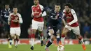 Gelandang Crvena Zvezda, Nemanja Radonjic, menggiring bola saat melawan Arsenal pada laga Liga Europa di Stadion Emirates, London, Kamis (2/11/2017). Kedua klub bermain imbang 0-0. (AP/Tim Ireland)