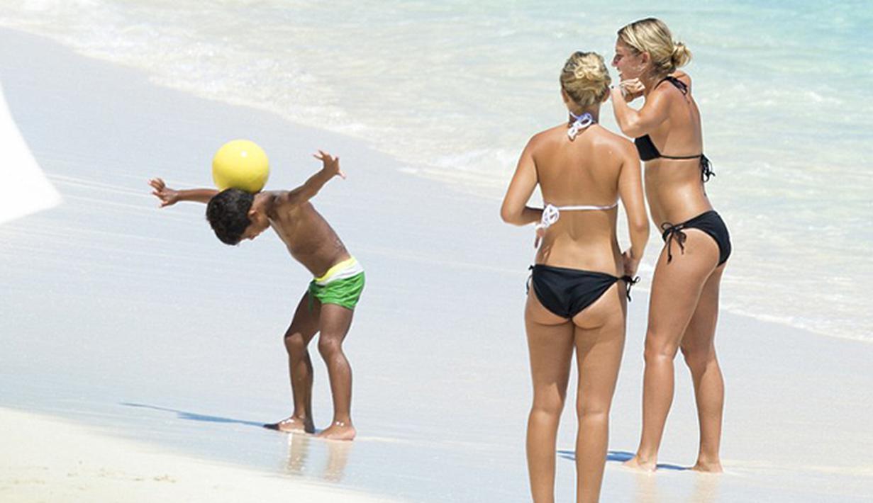 Cristiano Ronaldo Jr main sepak bola di pantai Bahama. (Splash News via Daily Mail)