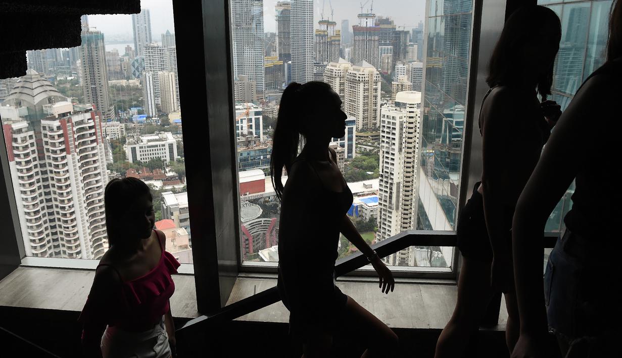Para model tiba untuk hadir di hadapan para juri selama audisi model Lakme Fashion Week (LFW) di Mumbai di Mumbai (13/6). Acara audisi model Lakme Fashion Week (LFW) akan diadakan di Mumbai pada bulan Agustus. (AFP Photo/Punit Paranjpe)