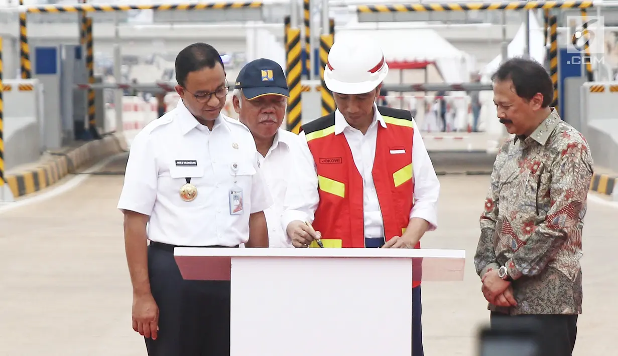 Presiden Joko Widodo menandatangani peresmian jalan tol Depok - Antasari seksi 1 di Jakarta, Kamis (27/9). Jokowi meresmikan Jalan tol Depok-Antasari seksi 1 yakni ruas Antasari-Brigif sepanjang 5,8 km. (Liputan6.com/Herman Zakharia)