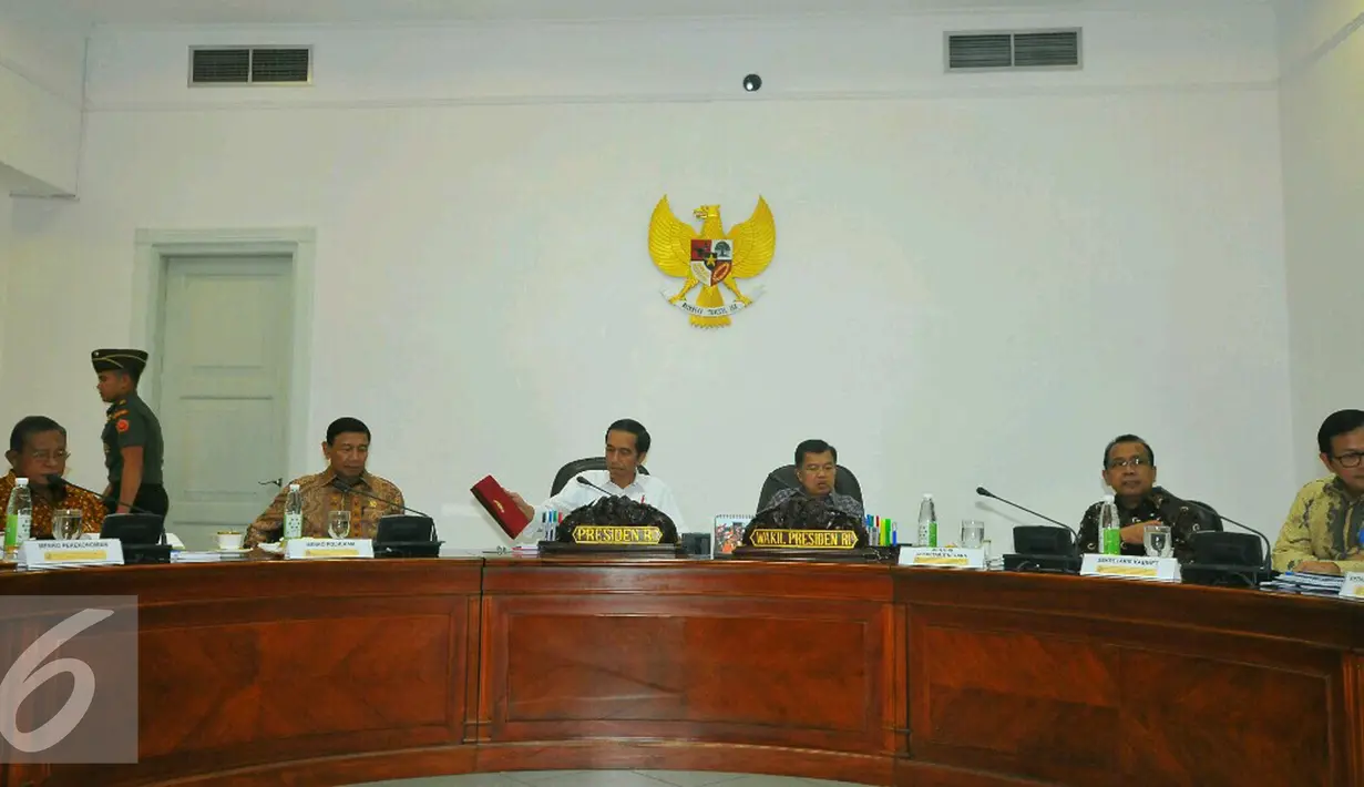 Presiden Joko Widodo di dampingi Wakil Presiden Jusuf Kalla saat rapat terbatas di Istana, Jakarta, Rabu (11/1). Rapat terbatas terebut membahas restorasi lahan gambut. (Liputan6.com/Angga Yuniar)