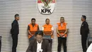 Gubernur Riau Abdul Wahid (tengah belakang) menggunakan rompi tahanan saat dihadirkan pada rilis penetapan sekaligus penahanan usai menjalani pemeriksaan di Gedung Merah Putih Komisi Pemberantasan Korupsi (KPK), Jakarta, Rabu (5/11/2025). Penahanan ini dilakukan setelah Abdul Wahid terjaring dalam Operasi Tangkap Tangan (OTT) KPK pada Senin 3 November 2025. (merdeka.com/Arie Basuki)