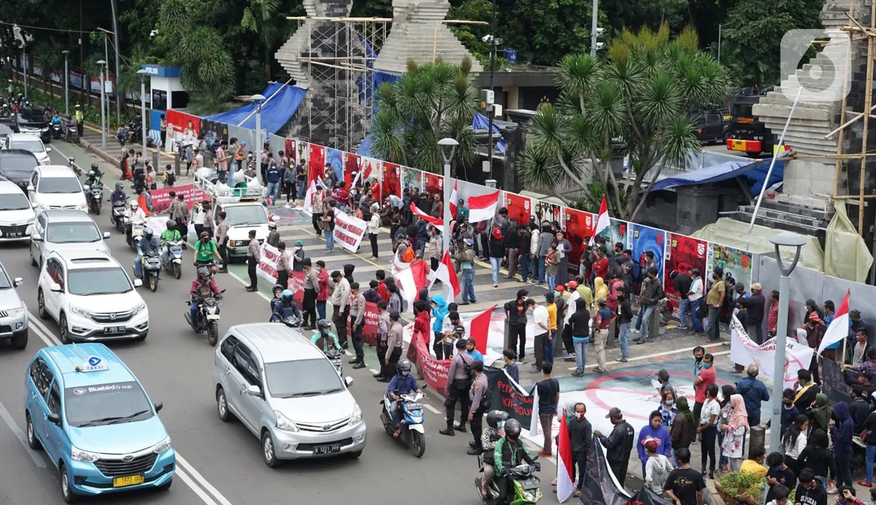 Massa yang tergabung dalam Aliansi Anak Bangsa Cinta Kedamaian menggelar aksi unjuk rasa di depan Gedung Polda Metro Jaya, Jakarta, Senin (7/12/2020). Massa menuntut aparat kepolisian segera menangkap Rizieq Shihab atas dugaan pelanggaran protokol kesehatan. (Liputan6.com/Immanuel Antonius)