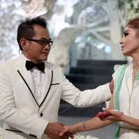 Resepsi pernikahan mewah telah disiapkan oleh Fiona Fachru Nisa dan suaminya Roni Fauzan. Namun sayang, Tuhan berkehendak lain. Resepsi mewah yang tidak mungkin dibatalkan itu berubah menjadi doa bersama. (Nurwahyunan/Bintang.com)
