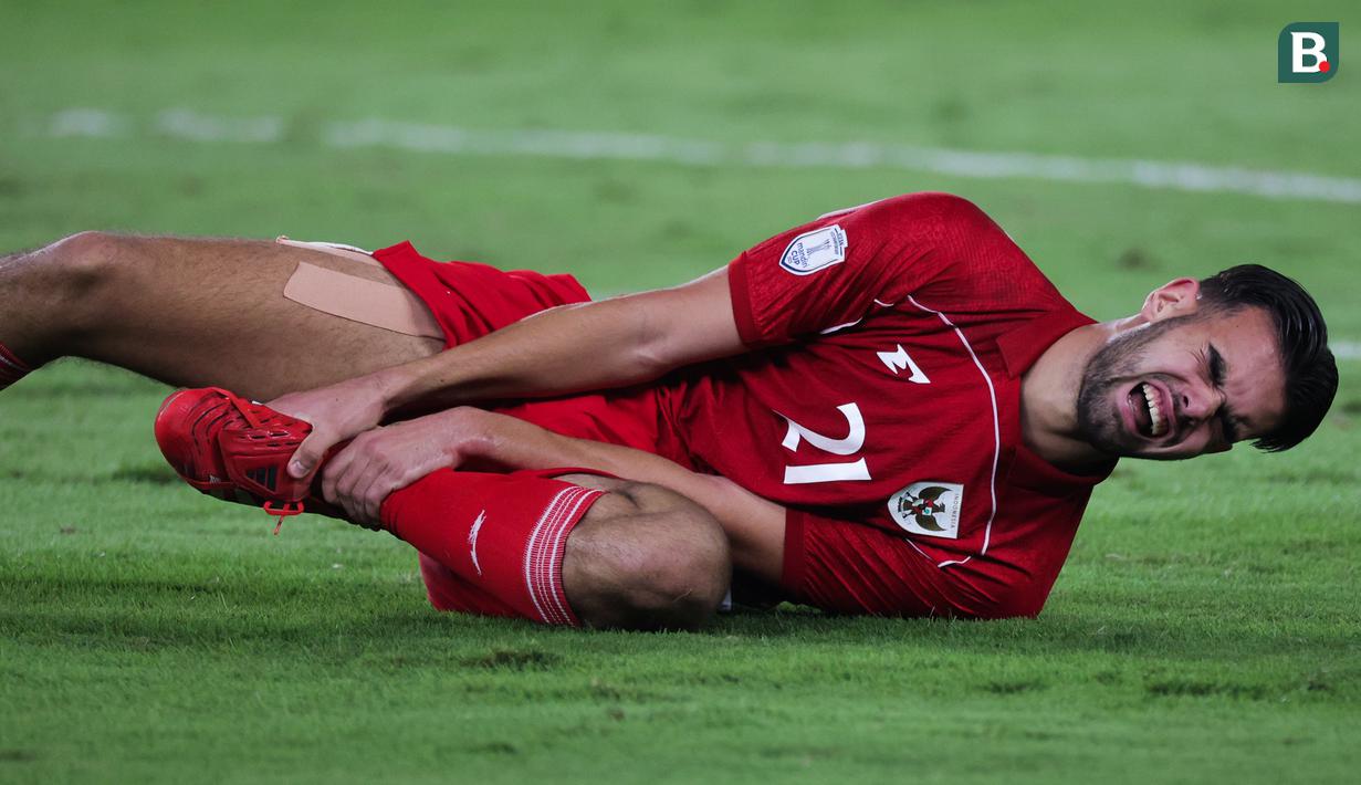 Jens Raven tampak kesakitan usai dirinya dijatuhkan oleh salah satu pemain Malaysia pada laga pemungkas Grup A Piala AFF U-23 2025, Senin (21/7/2025). (Bola.com/Abdul Aziz)