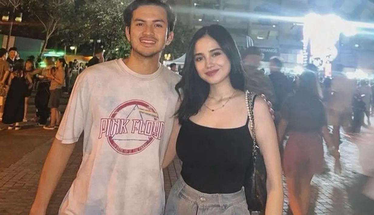 Sementara itu, Syifa Hadju mengenakan spaghetti strap hitam sebagai atasan dipadukan celana denim sambil membawa shoulder bag hitam. [@syifahadju]