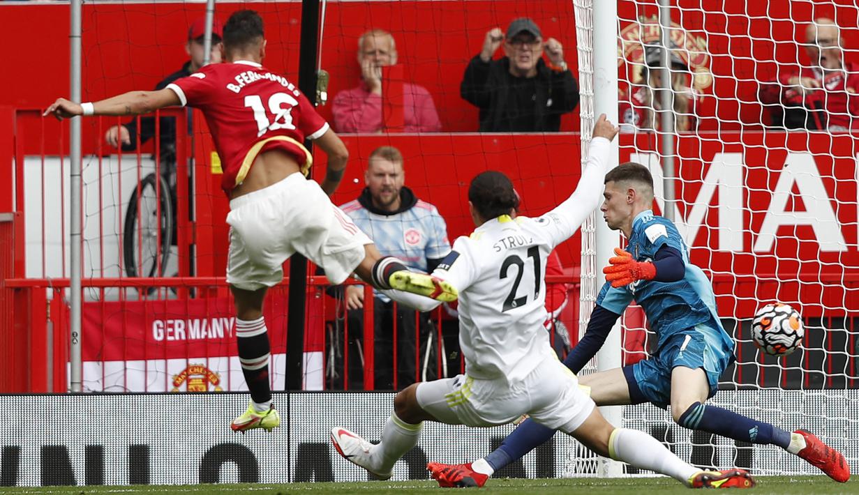 Pada menit ke-30 akhirnya Manchester United membuka keunggulan melalui Bruno Fernandes. Lepas dari jebakan offside usai menerima umpan Paul Pogba, ia melepaskan tembakan yang melewati sela-sela kaki kiper Illan Meslier. Manchester United 1, Leeds United 0. (Foto: AFP/Adrian Dennis)