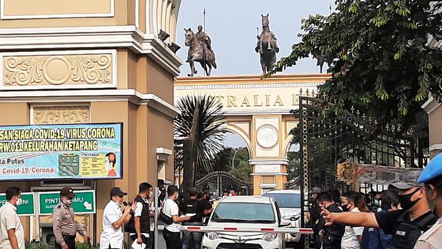 Polisi melakukan rekontruksi perusakan rumah Nus Kei oleh anak buah John Kei, Tangerang, Rabu (24/6/2020)