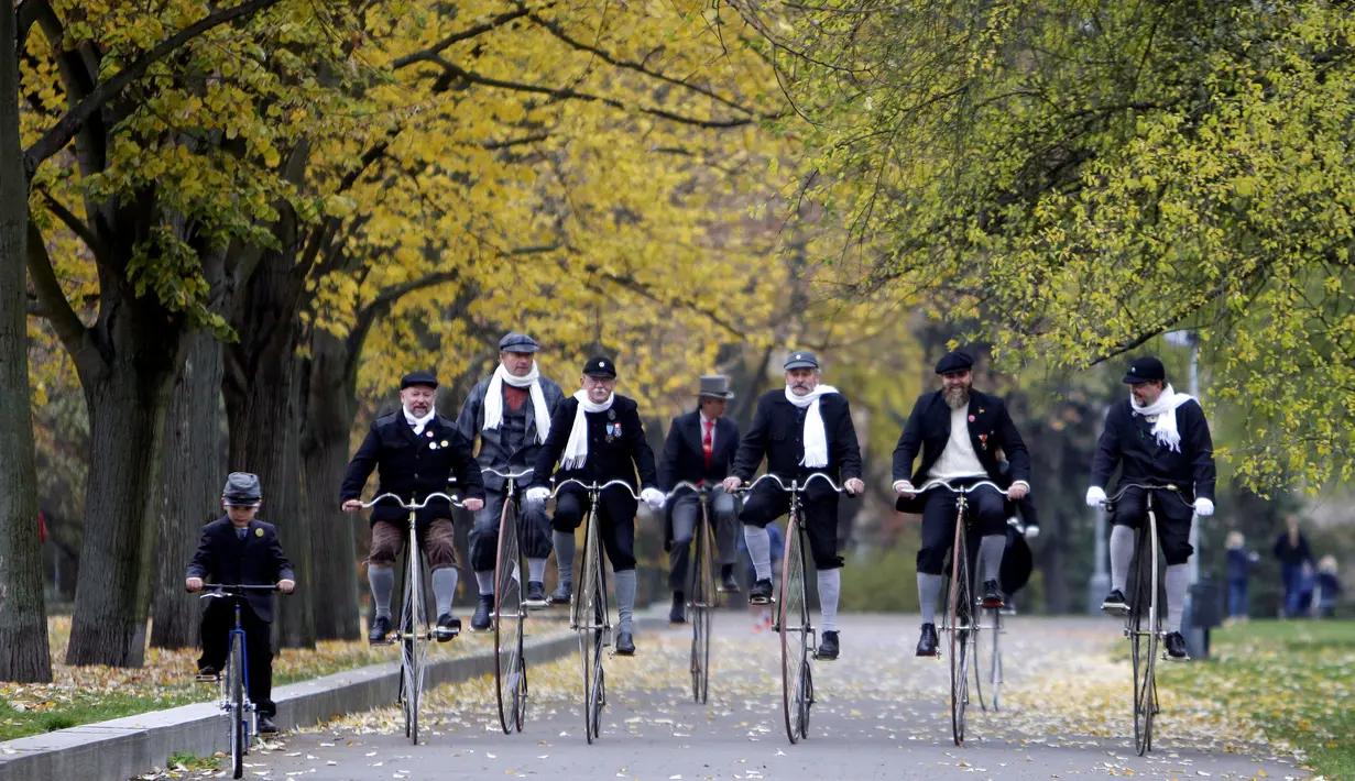 Sejumlah peserta mengendarai sepedanya yang dijalankan tanpa rantai saat menghadiri balapan Penny Farthing tahunan di Praha, Republik Ceko (5/11). Penny farthing adalah sepeda yang roda depannya jauh lebih besar dari roda belakang. (Reuters/David W Cerny)