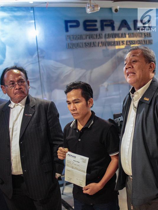 Yusman Telaumbanua didampingi Wakil Sekretaris Jenderal Peradi Rivai Kusumanegara dan Sekretaris Komisi Pengawas DPN Peradi Victor Nadapdap memberi keterangan usai pertemuan tertutup dengan pihak kontras, Jakarta (21/11).  (Liputan6.com/Faizal Fanani)