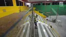 Pekerja menyelesaikan proyek renovasi gelanggang olahraga (GOR) Soemantri Brodjonegoro, Jakarta, Kamis (18/1). Renovasi ini bertujuan untuk menunjang kegiatan Asian Games 2018. (Liputan6.com/Arya Manggala)