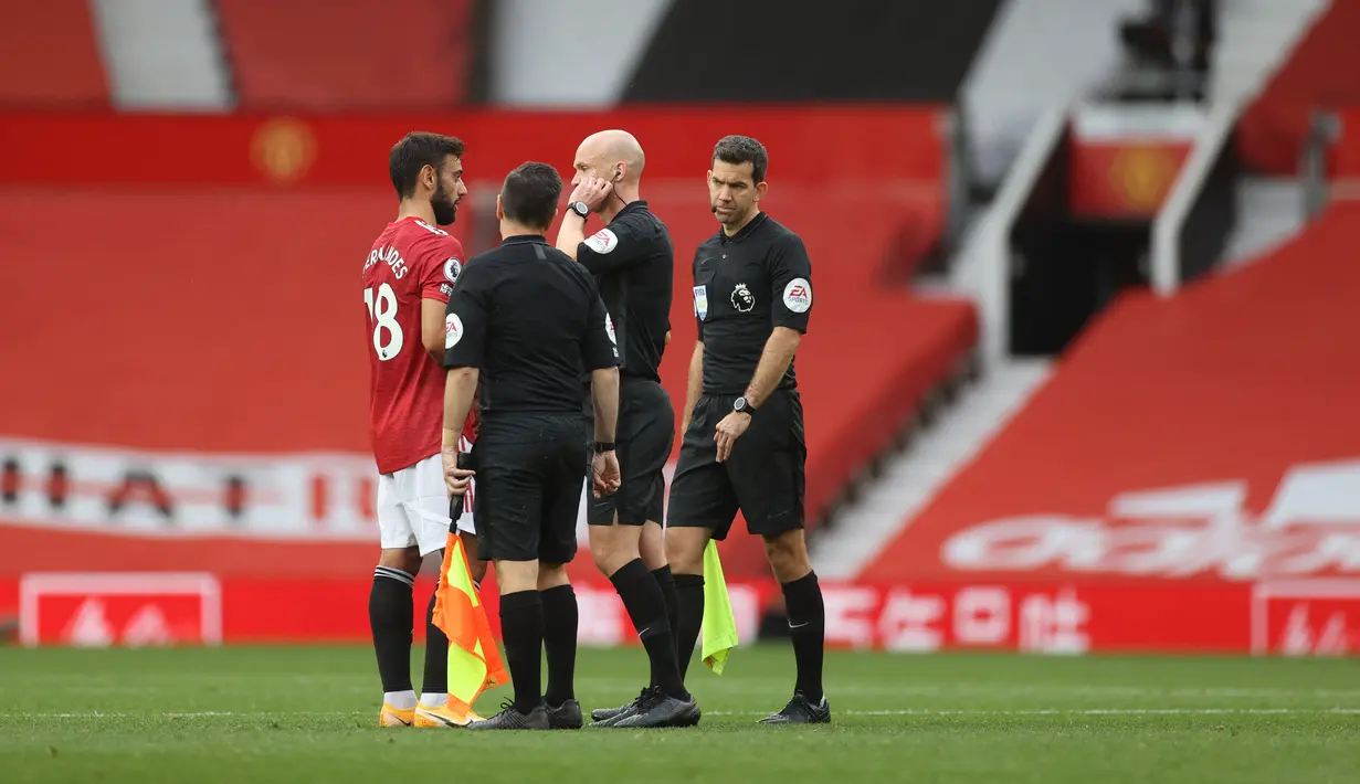 Tak jarang Bruno Fernandes yang terlihat lebih vokal dibanding Harry Maguire saat timnya dirugikan. Jika United merasa perlu mengganti kapten, maka Fernandes harus berada di urutan teratas. (Foto: AFP/Carl Recine)