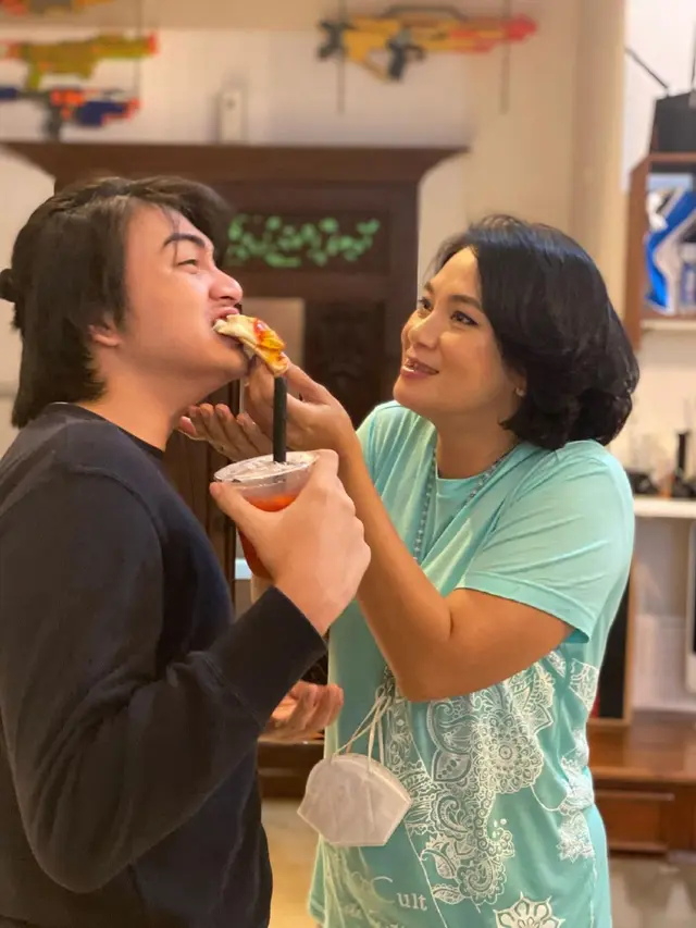 6 Potret Kebersamaan Dian Nitami dan Putra Bungsunya, Bak Kakak Adik