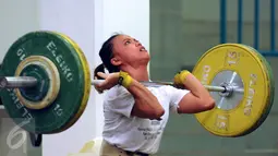 Salah satu lifter wanita saat melakukan latihan angkatan di PB PABBSI, Jakarta, Selasa (21/6/2016). Tim angkat besi dijadwalkan meninggalkan Indonesia, 8 Juli dan berlatih di Afrika Selatan hingga 28 Juli. (Liputan6.com/Helmi Fithriansyah)