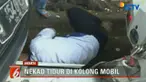 Pengemudi tersebut menantang petugas agar segera melindas dirinya jika tetap akan menderek.