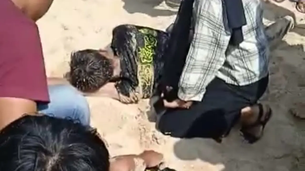 Dua orang pengunjung korban keganasan pantai Sayangheulang Garut, Jawa Barat berhasil ditemukan dalam keadaan selamat.