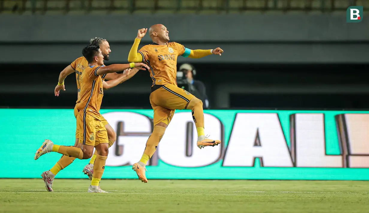 <p>Pemain Bhayangkara FC, Anderson Salles (kanan) melakukan selebrasi setelah mencetak gol pertama timnya ke gawang Persita Tangerang pada laga lanjutan BRI Liga 1 2023/2024 antara Bhayangkara FC melawan Persita Tangerang di Stadion Patriot Candrabhaga, Bekasi, Minggu (17/12/2023). (Bola.com/Bagaskara Lazuardi)</p>