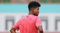 Pemain Timnas Indonesia U-19, Bagas Kaffa, saat menggelar sesi latihan di Stadion Wibawa Mukti, Cikarang, Senin (13/1/2020). Sebanyak 51 pemain mengikuti seleksi untuk memperkuat skuat utama Timnas Indonesia U-19. (Bola.com/M Iqbal Ichsan)
