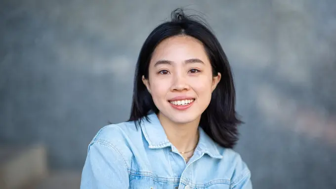 santai baju biru denim bahagia