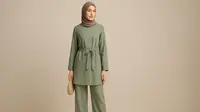 12 Model Busana Muslimah 1 Warna yang Lagi Tren di 2025, Tampilan Simpel tapi Elegan