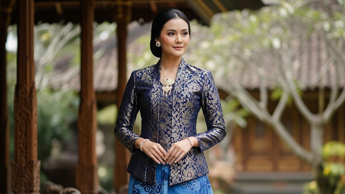 7 Padu Padan Warna Atasan Brokat Bawahan Batik yang Lagi Tren 2025, Kombinasi Modern &amp; Elegan