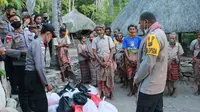 Foto: Wakapolda NTT, Brigjen Pol Jhoni Asadoma saat membagikan paket sembako ke warga suku Boti, Kabupaten Timor Tengah Selatan, NTT (Liputan6.com/Ola Keda)