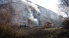 Petugas penyelamat memadamkan kebakaran di sebuah gedung perumahan yang mengalami kerusakan parah akibat serangan Rusia di Ternopil, Ukraina, pada Rabu 19 November 2025. Serangan rudal dan drone Rusia menghantam sebuah gedung permukiman di wilayah kota Ternopil, Ukraina barat, pada Rabu 19 November 2025. (AP Photo/Rostyslav Kovalchuk)