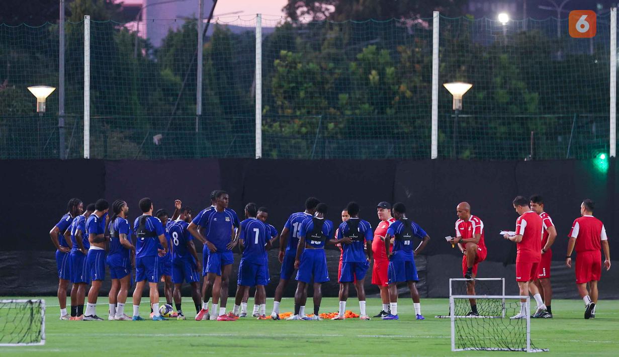 Sebagai catatan, pertandingan Timnas Indonesia melawan Saint Kitts and Nevis merupakan debut pelatih John Herdman menangani Skuad Garuda. Tampak dalam foto, para pemain Saint Kitts and Nevis saat menggelar sesi latihan perdana untuk FIFA Series 2026 di Lapangan A Stadion Utama Gelora Bung Karno (SUGBK), Jakarta, Selasa (24/3/2026). (Bola.com/M Iqbal Ichsan)