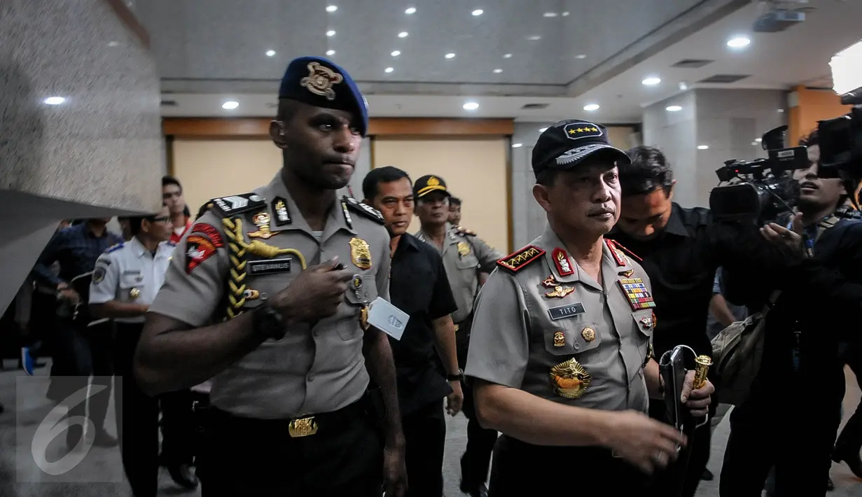 Kapolri Jendral Tito Karnavian saat tiba di kantor Kementerian Perhubungan, Jakarta, Selasa (11/10). Polda Metro Jaya menggelar operasi tangkap tangan (OTT) di Kantor Kemenhub terkait praktek pungli perizinan kapal. (Liputan6.com/Faizal Fanani)