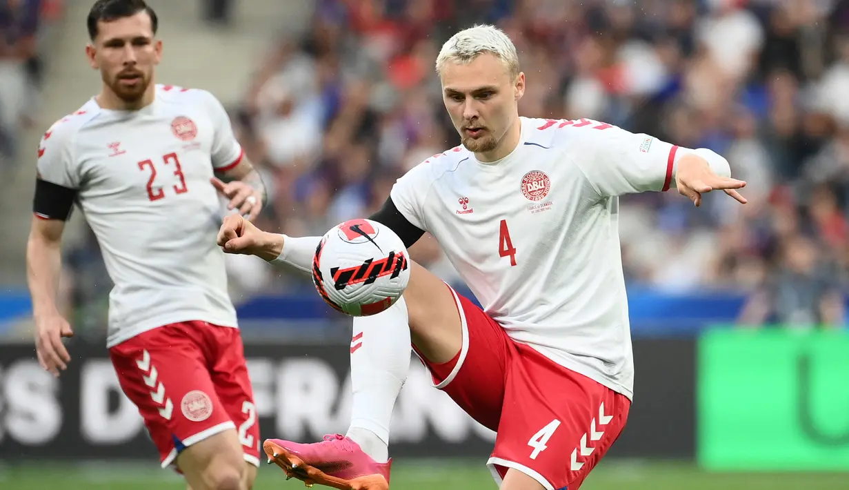 Victor Nelsson. Bek tengah Denmark berusia 24 tahun ini kini tengah menjalani musim keduanya bersama Galatasaray sejak didatangkan dari FC Copenhagen pada awal musim 2021/2022 dengan nilai transfer sebesar 7 juta euro. Bersama Timnas Denmark ia akan menjalani Piala Dunia petamanya di Qatar nanti. Hingga kini ia baru mengoleksi 7 caps bersama Tim Dinamit sejak melakukan debut pada 11 November 2020. (AFP/Franck Fife)