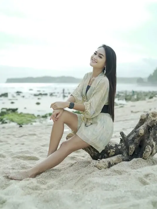 Aura kecantikan Safira Inema begitu terpancarkan saat melepas penat di pantai. Senyum manis Safira membuatnya dipuji netizen cantik memesona. Apalagi gaya OOTD nya di pantai ini simpel tapi menawan. (Liputan6.com/IG/@safirainema)