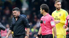 Pelatih AC Milan, Gennaro Gattuso (kiri) tertunduk lesu usai pertandingan melawan Benevento pada lanjutan Liga Serie A Italia di Italia (3/12). Dalam debutnya Gattuso hanya membawa Milan bermain imbang Benevento. (Mario Taddeo/ANSA via AP)