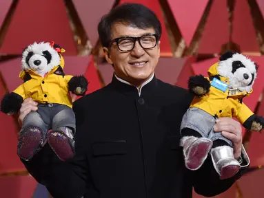 Aktor Jackie Chan berpose dengan boneka panda di karpet merah Academy Awards ke-89 atau Oscar 2017 di Dolby Theatre, Los Angeles, Minggu (26/2). Jackie Chan menyebut dua boneka panda itu dengan "dua anak lelakiku". (Photo by Richard Shotwell/Invision/AP)