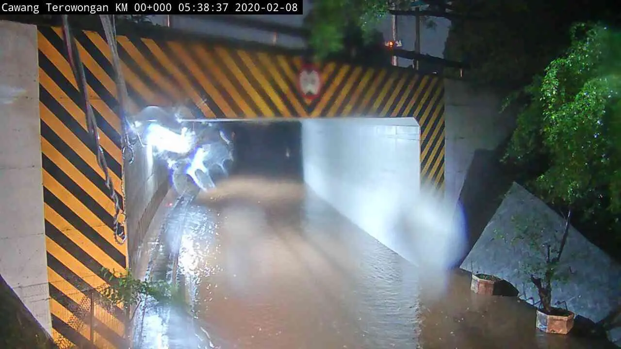 Hujan deras yang mengguyur Jakarta sejak tengah malam tadi menyebabkan underpass Tol Cawang arah Rawamangun, Jakarta Timur banjir.