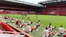 Para pemain Liverpool melakukan pemanasan saat sesi pelatihan di stadion Anfield, Inggris (21/5). Liverpool akan bertanding melawan wakil Spanyol, Real Madrid pada babak Final Liga Champions. (AFP Photo/Paul Ellis)