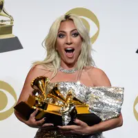 Lady Gaga berpose dengan penghargaan Grammy Awards 2019 di Staples Center, Los Angeles, California, AS, Minggu (10/2). Gaga meraih penghargaan Pop Duo/Group Performance, Best Song Written dan Best Pop Solo Performance.(Photo by Chris Pizzello/Invision/AP)