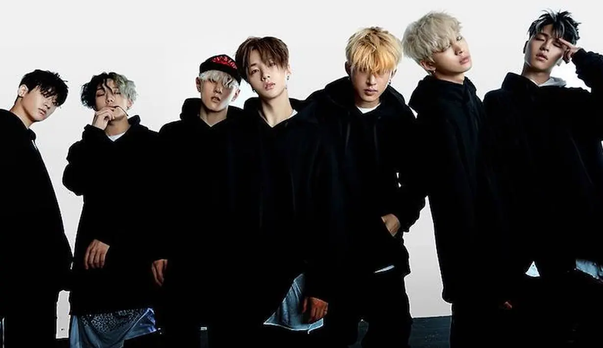 Saat itu, para personel iKON membahas tentang barang yang harus dibawa oleh para penggemar yang akran disapa ikonics saat konser iKON. Menurut Chanwoo, ikonics wajib membawa konbat (lighstick resmi iKON). (Foto: soompi.com)