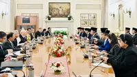 Presiden Prabowo Subianto melakukan pertemuan bilateral dengan Perdana Menteri India, Narendra Modi, di Hyderabad House, New Delhi, Sabtu (25/1/2025). Dalam pertemuan itu, Prabowo mengundang sektor swasta India untuk berinvestasi dalam pembangunan infrastruktur di Indonesia. (Foto: Laily Rachev - Biro Pers Sekretariat Presiden)