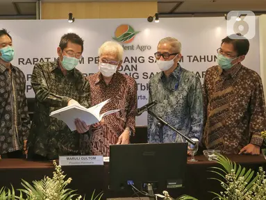 Presdir PT Provident Agro Tbk (PALM) Tri Boewono (ketiga kiri) saat berbincang dengan Presiden Komisaris, Komisaris Independen dan jajaran Direktur di sela RUPST dan RUPSLB) di Jakarta, Kamis (30/7/2020). PALM mencatatkan kenaikan pendapatan 25% pada Semester I-2020. (Liputan6.com/Fery Pradolo)