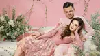 Tidak pernah terkena gosip miring, pasangan yang menikah pada 15 Agustus 2020 ini terlihat semakin mesra dalam setiap kesempatan. Keduanya kerap memamerkan kemesraan dan memakai baju senada. Dalam momen ini, Nella Kharisma dan Dory Harsa tampil serasi memakai outfit warna pink dalam sebuah pemotretan. (Liputan6.com/IG/@nellakharisma)