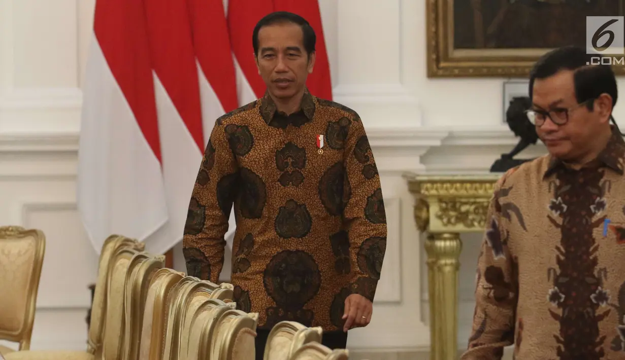 Presiden Joko Widodo memasuki ruangan untuk menerima kunjungan delegasi US Asean Business Council di Istana Merdeka, Selasa (13/3). Salah satu reformasi itu untuk meningkatkan ranking Kemudahan Berusaha. (Liputan6.con/Angga Yuniar)