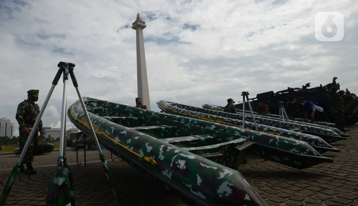 Perlengkapan penyelamatan saat apel gelar pasukan di Monas, Jakarta, Jumat (20/11/2020). Sebanyak 15.000 personel TNI Kodam Jaya dan instansi terkait mengikuti apel dalam rangka kesiapan pilkada serentak 2020 dan penanggulangan bencana banjir di wilayah Kodam Jaya/Jayakarta (merdeka.com/Imam Buhori)
