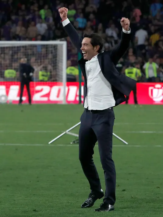 Pelatih Valencia Marcelino Garcia berselebrasi setelah meraih trofi Copa Del Rey usai pertandingan melawan Barcelona pada babak final di stadion Benito Villamarin di Seville, Spanyol (25/5/2019). Barcelona kalah 1-2 dari Valencia lewat gol Kevin Gameiro dan Rodrigo. (AP Photo/Miguel Morenatti)