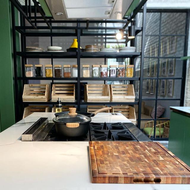 Potret Penampakan Dapur Baru Chef Arnold, Bernuansa Hijau dan Elegan. (Sumber: Instagram/arnoldpo)